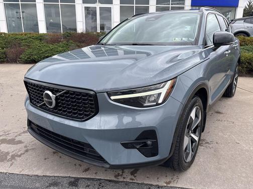 Thunder Grey Metallic 2023 Volvo XC40 B5 Plus Dark Theme
