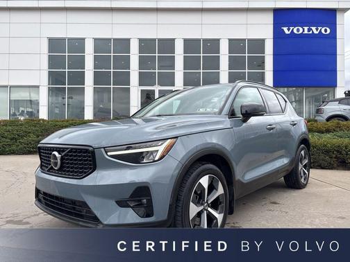 Thunder Grey Metallic 2023 Volvo XC40 B5 Plus Dark Theme