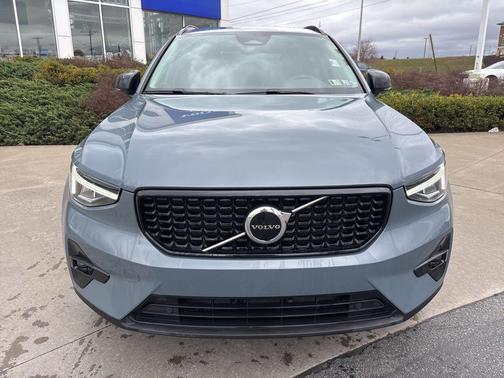 Thunder Grey Metallic 2023 Volvo XC40 B5 Plus Dark Theme