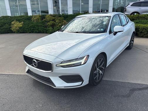 Crystal White Pearl 2019 Volvo S60 T6 Momentum