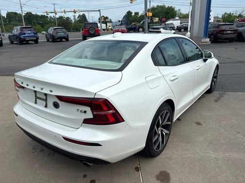 Crystal White Pearl 2019 Volvo S60 T6 Momentum