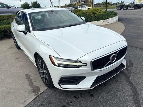 Crystal White Pearl 2019 Volvo S60 T6 Momentum