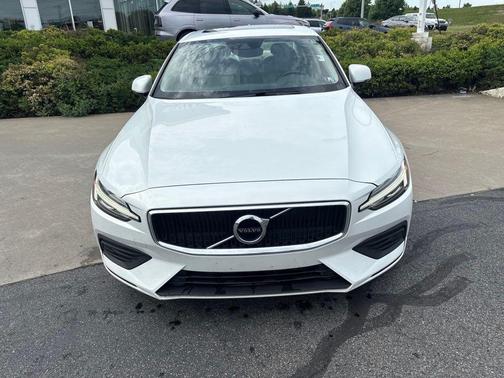 Crystal White Pearl 2019 Volvo S60 T6 Momentum