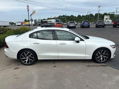 Crystal White Pearl 2019 Volvo S60 T6 Momentum