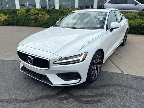 Crystal White Pearl 2019 Volvo S60 T6 Momentum