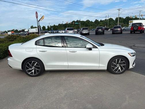Crystal White Pearl 2019 Volvo S60 T6 Momentum