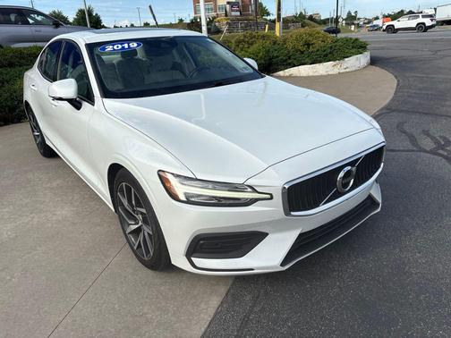 Crystal White Pearl 2019 Volvo S60 T6 Momentum