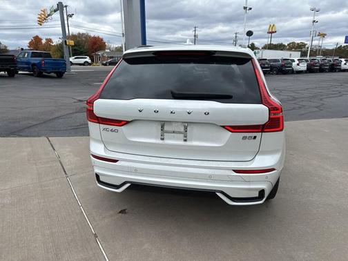2024 Volvo XC60 B5 Plus Dark Theme