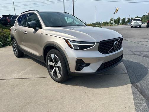 Bright Dusk Metallic 2024 Volvo XC40 B5 Plus Dark Theme