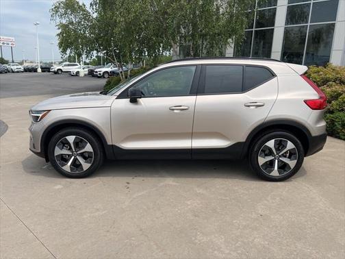 2024 Volvo XC40 B5 Core Bright Theme
