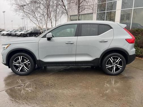 2025 Volvo XC40 B5 Core Bright Theme