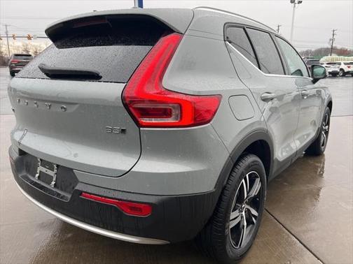2025 Volvo XC40 B5 Core Bright Theme