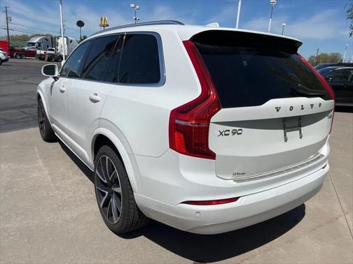 2022 Volvo XC90 T6 Momentum