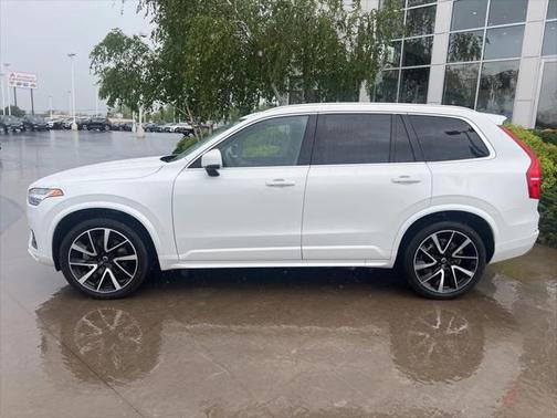 2022 Volvo XC90 T6 Momentum
