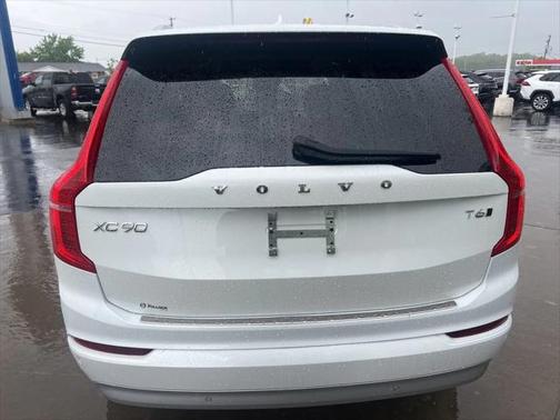 2022 Volvo XC90 T6 Momentum