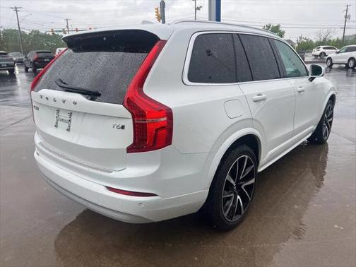 2022 Volvo XC90 T6 Momentum