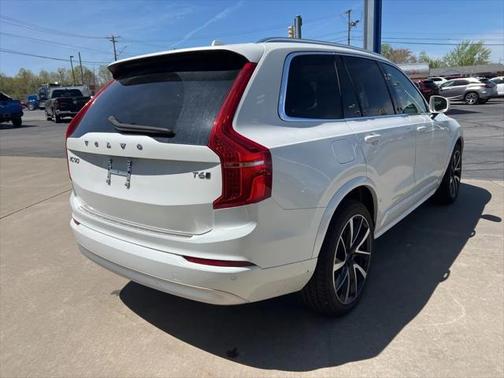 2022 Volvo XC90 T6 Momentum