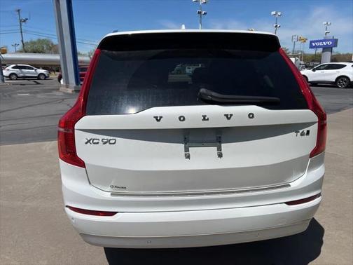 2022 Volvo XC90 T6 Momentum