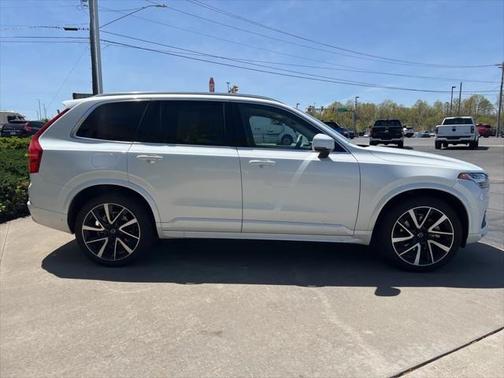 2022 Volvo XC90 T6 Momentum