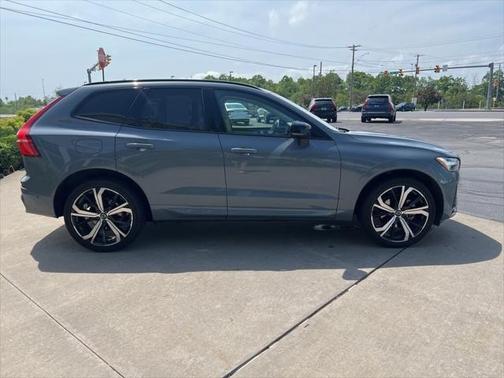 2023 Volvo XC60 B5 Ultimate Dark Theme