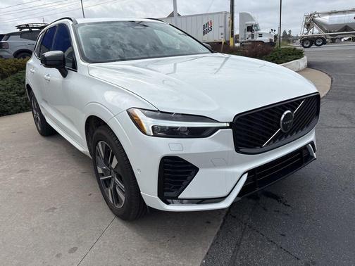 Crystal White Metallic 2026 Volvo XC60 B5 Plus