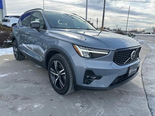 2023 Volvo XC40 B5 Plus Dark Theme