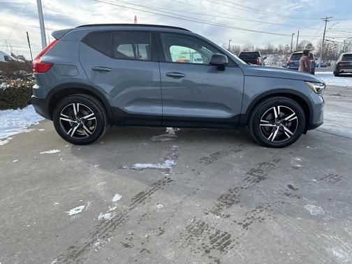 2023 Volvo XC40 B5 Plus Dark Theme