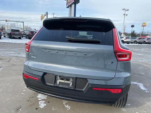 2023 Volvo XC40 B5 Plus Dark Theme