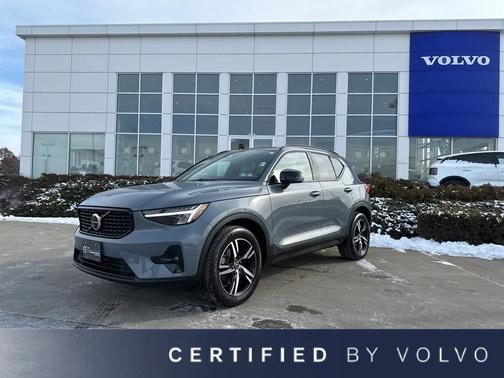 2023 Volvo XC40 B5 Plus Dark Theme