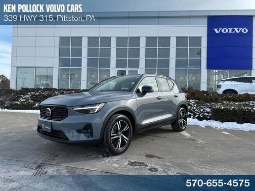 2023 Volvo XC40 B5 Plus Dark Theme