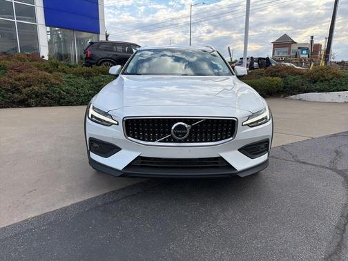 2025 Volvo V60 Cross Country B5 Ultra