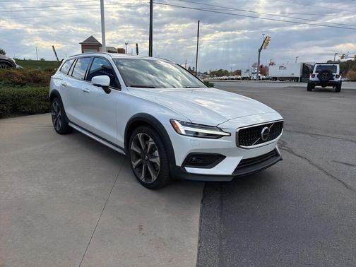 2025 Volvo V60 Cross Country B5 Ultra