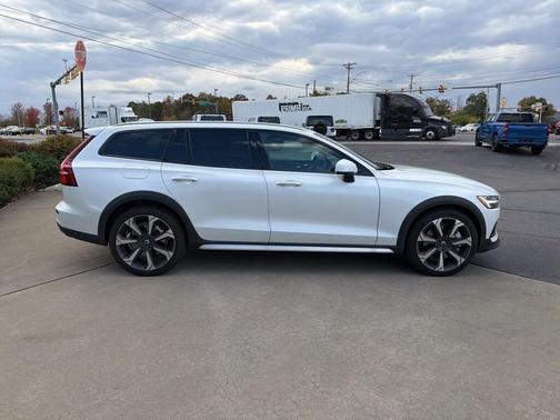 2025 Volvo V60 Cross Country B5 Ultra