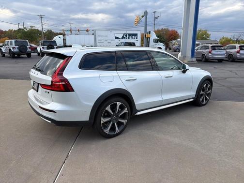 2025 Volvo V60 Cross Country B5 Ultra