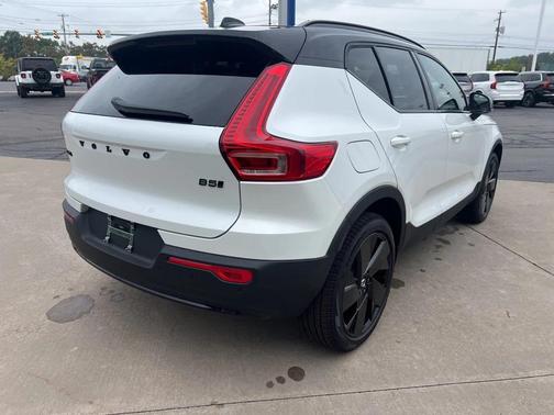2026 Volvo XC40 B5 Ultra Black Edition