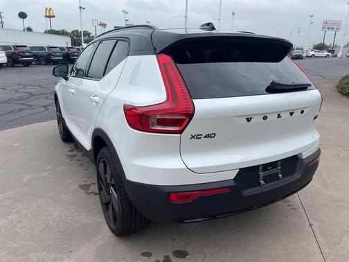2026 Volvo XC40 B5 Ultra Black Edition