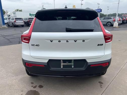 2026 Volvo XC40 B5 Ultra Black Edition