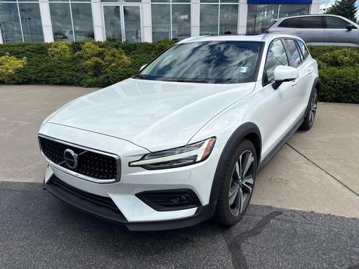 Crystal White Metallic 2024 Volvo V60 Cross Country B5 Plus