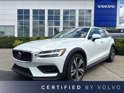Crystal White Metallic 2024 Volvo V60 Cross Country B5 Plus