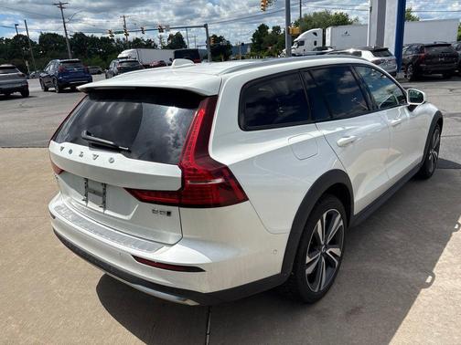Crystal White Metallic 2024 Volvo V60 Cross Country B5 Plus