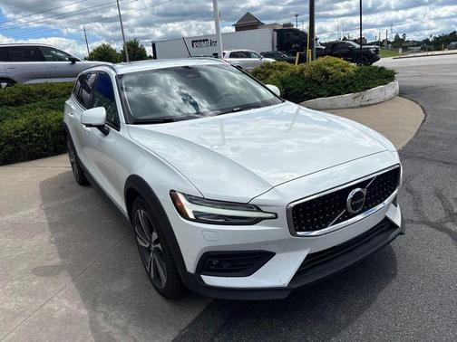 Crystal White Metallic 2024 Volvo V60 Cross Country B5 Plus