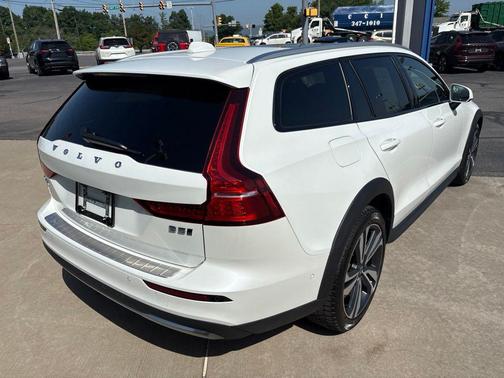 Crystal White Metallic 2024 Volvo V60 Cross Country B5 Plus
