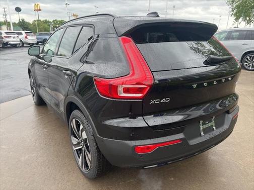 2025 Volvo XC40 B5 Plus Dark Theme