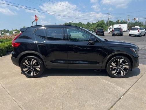 2025 Volvo XC40 B5 Plus Dark Theme