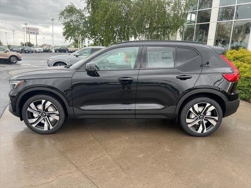 2025 Volvo XC40 B5 Plus Dark Theme