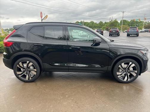 2025 Volvo XC40 B5 Plus Dark Theme