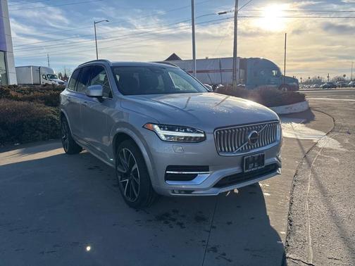 2023 Volvo XC90 B5 Plus