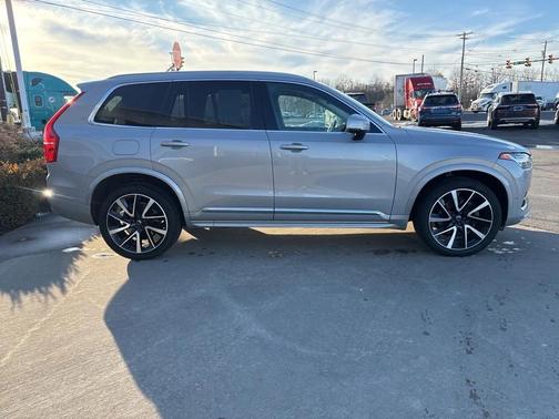 2023 Volvo XC90 B5 Plus