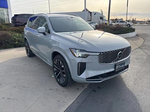 2025 Volvo XC90 B6 Plus 7-Seater