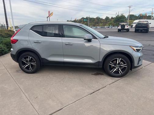 2025 Volvo XC40 B5 Core Bright Theme